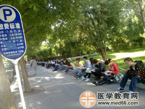 醫(yī)師資格考前爭分奪秒復習的考生