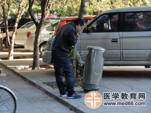 距離執(zhí)業(yè)藥師考點(diǎn)路途遙遠(yuǎn)，沒(méi)有來(lái)得及吃早飯的考生