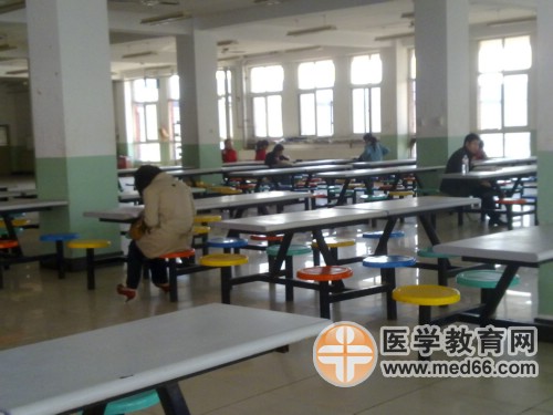 執(zhí)業(yè)藥師第一場考試結(jié)束，考生們在餐廳里找到一個位置，繼續(xù)復(fù)習(xí)下午的考試