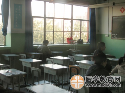 執(zhí)業(yè)藥師考場開考前，等候考試開始的考生們