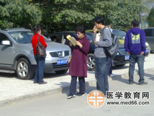 和同伴對一對答案，看看今年的執(zhí)業(yè)藥師是不是能順利通過