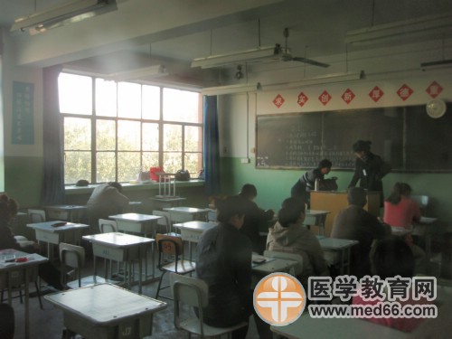執(zhí)業(yè)藥師考生陸續(xù)進(jìn)入考場，等候考試開始