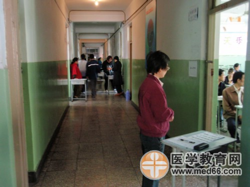 執(zhí)業(yè)藥師考生大部分已經(jīng)進(jìn)場，樓道里的考生越來越少