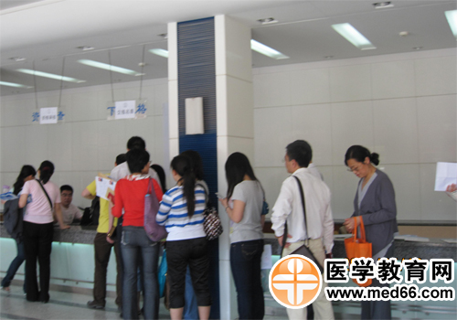 執(zhí)業(yè)藥師考生有序地進(jìn)行報名審核