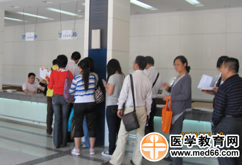 執(zhí)業(yè)藥師考生有序地進(jìn)行報名審核