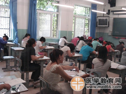 衛(wèi)生資格考試開始，考生們開始答題