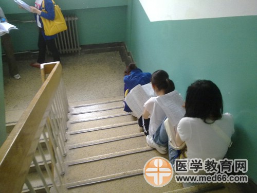 在樓道里復(fù)習的衛(wèi)生資格考生