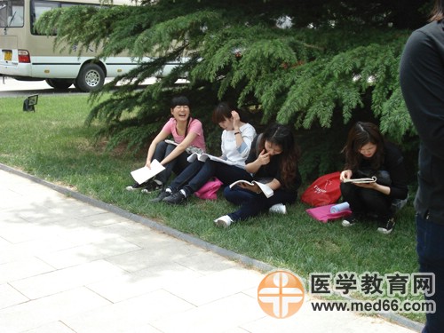 衛(wèi)生資格第一場結(jié)束后的考生開始復(fù)習