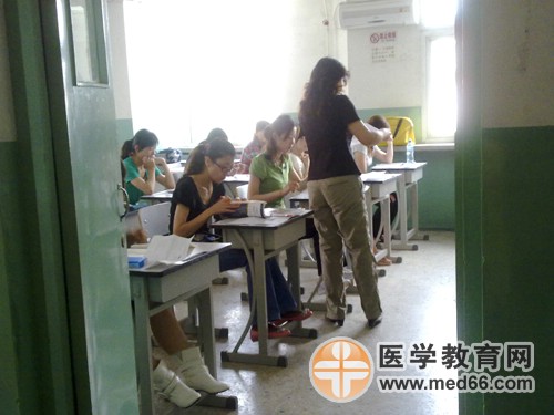 衛(wèi)生資格考生進入考場，等待考試開始