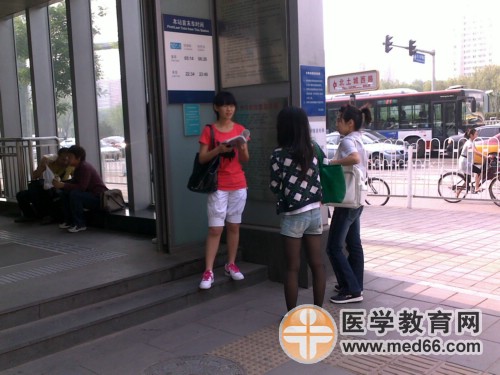 在地鐵站旁復(fù)習的衛(wèi)生資格考生