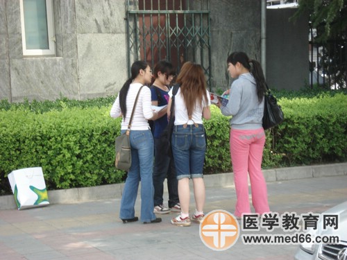 衛(wèi)生資格第一場(chǎng)考試結(jié)束，考生討論