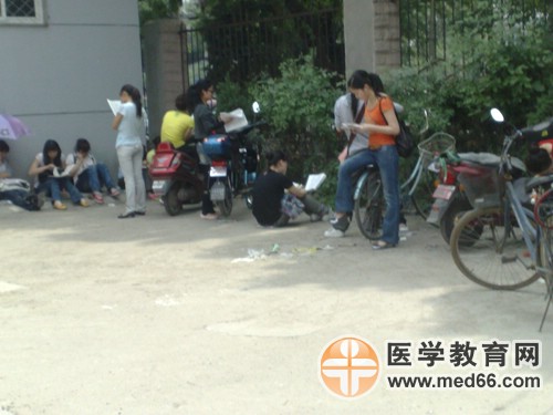 考前復(fù)習的衛(wèi)生資格考生