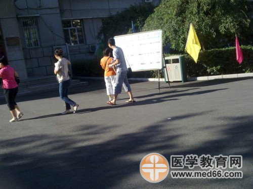8:40，進場的醫(yī)師資格考生已經(jīng)很少