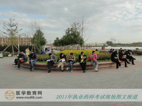午飯過后，考生開始了下午考試的復習