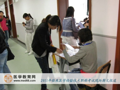 進(jìn)入教室前，監(jiān)考老師核對(duì)考試證件