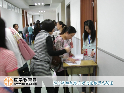 初級藥士考生經(jīng)過證件檢查，考生進(jìn)入教室，準(zhǔn)備開考