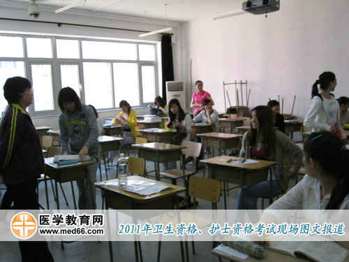 經(jīng)過證件檢查，考生進(jìn)入教室，準(zhǔn)備開考