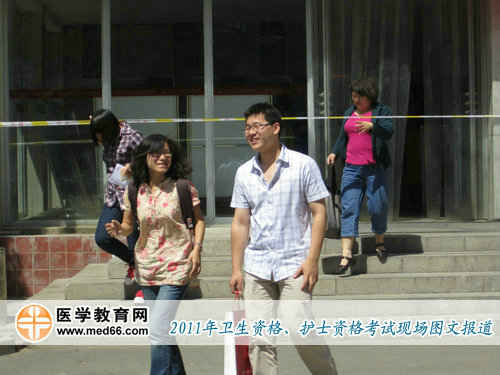 上午10:00，開(kāi)始有衛(wèi)生資格考生走出考場(chǎng)，從考生臉上的笑容可以看出考得不錯(cuò)