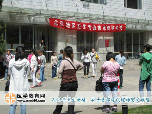 上午10:00，陸續(xù)有考生走出考場，第一科考試結(jié)束。祝福廣大考生每科考試都有好成績！