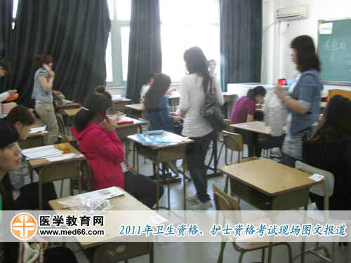 經(jīng)過檢查，衛(wèi)生資格考生走進(jìn)教室，等待考試開始