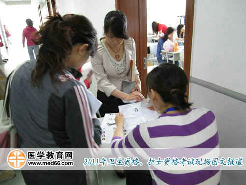 進(jìn)入教室前，監(jiān)考老師核對衛(wèi)生資格、護(hù)士資格考試證件