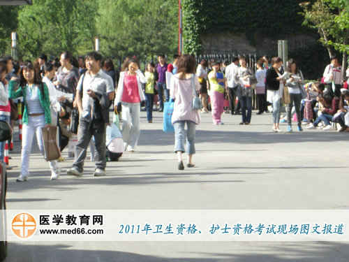 5月21日上午8:00，衛(wèi)生資格、護士執(zhí)業(yè)資格考生陸續(xù)來到考點