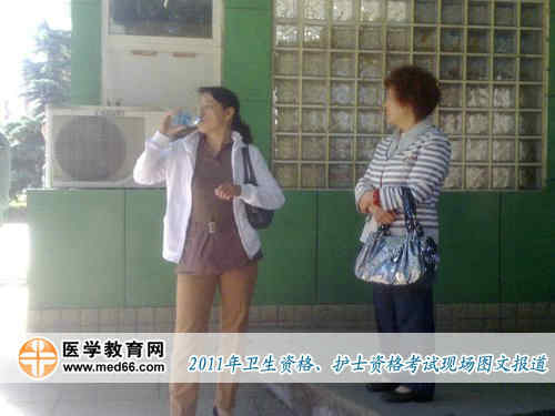 護(hù)士資格資格考場外，等候考生的家人