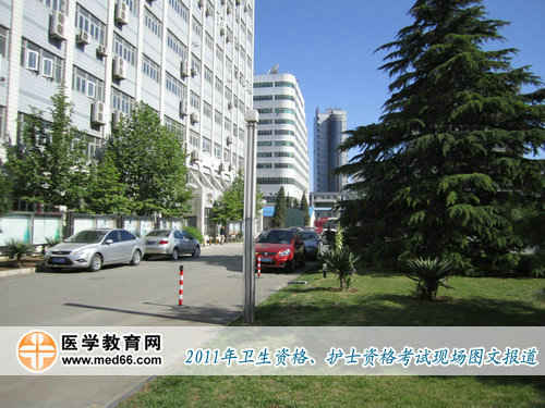 上午9:00，衛(wèi)生資格考點（北京聯(lián)合大學(xué)應(yīng)用文理學(xué)院）歸為寧靜，考試開始