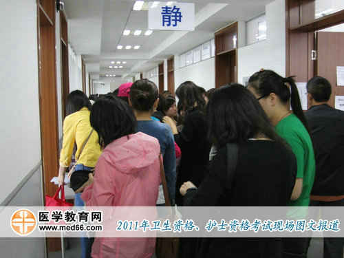 上午8:30，衛(wèi)生資格考場開放，考生們進入教學(xué)樓查找考場