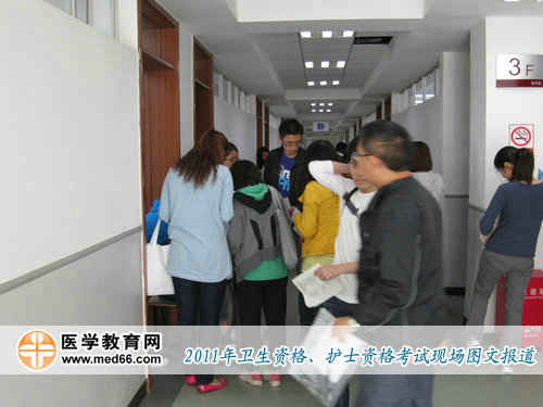 衛(wèi)生資格考場外，監(jiān)考老師仔細檢查相關證件
