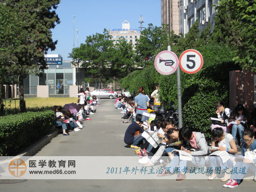 開(kāi)考前，外科主治醫(yī)師考生在做最后的沖刺復(fù)習(xí)