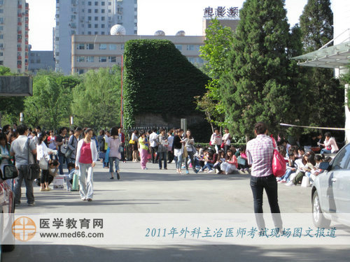 5月22日7:30，已經(jīng)有眾多外科主治醫(yī)師考生在考場(chǎng)外等待