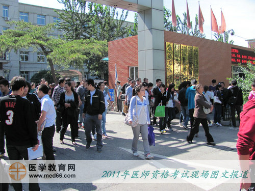 中午11:35，醫(yī)師資格考生陸續(xù)走出考場(chǎng)，臉上帶滿(mǎn)喜悅