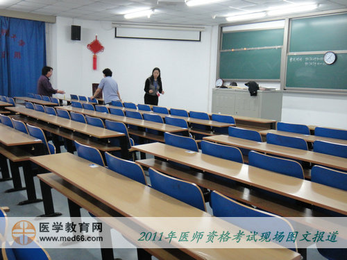 北京醫(yī)師資格考點(diǎn)，監(jiān)考老師在考場內(nèi)安排座位