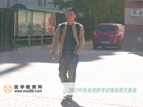 執(zhí)業(yè)藥師考試現場 偶遇帥哥考生淡定出場