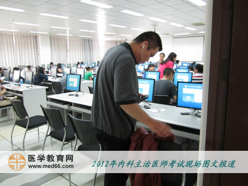 考生陸續(xù)的進(jìn)入考場(chǎng)