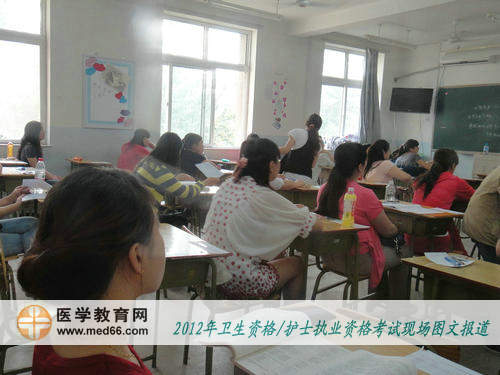 衛(wèi)生職稱考生聽監(jiān)考老師宣讀考場(chǎng)規(guī)則