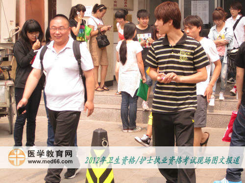參加衛(wèi)生職稱(chēng)考試的考生表情輕松