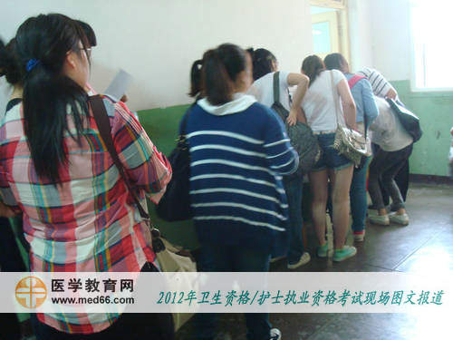 護士資格考生自覺排隊等候準(zhǔn)考證及證件查驗