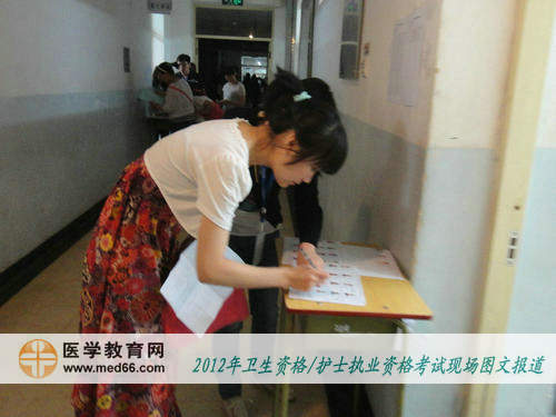 監(jiān)考老師核對、檢查證件后，衛(wèi)生資格考生簽字確認(rèn)