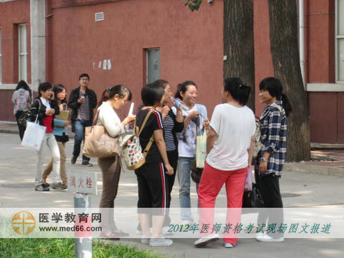醫(yī)師考試結(jié)束，圍在一起激烈交流的考生們