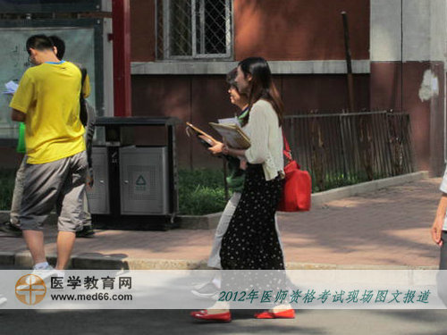 醫(yī)師考試結(jié)束，美女監(jiān)考走出考場