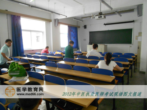 中醫(yī)執(zhí)業(yè)醫(yī)師考生陸續(xù)進(jìn)場