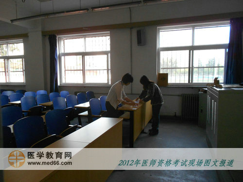 中醫(yī)醫(yī)師考生入場前，監(jiān)考老師忙著分貼座位號