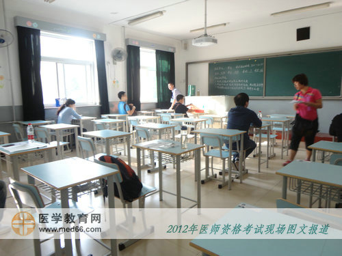 臨床醫(yī)師考生進(jìn)入考場查找座位