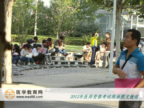 2012年醫(yī)師考前，考生交流復(fù)習(xí)