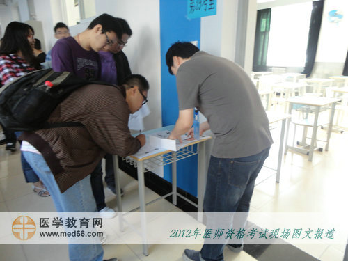臨床醫(yī)師考生正在排隊(duì)簽到