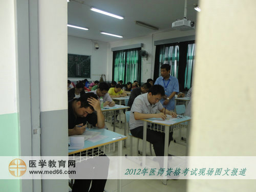 臨床醫(yī)師考場內(nèi)，監(jiān)考老師正在巡考