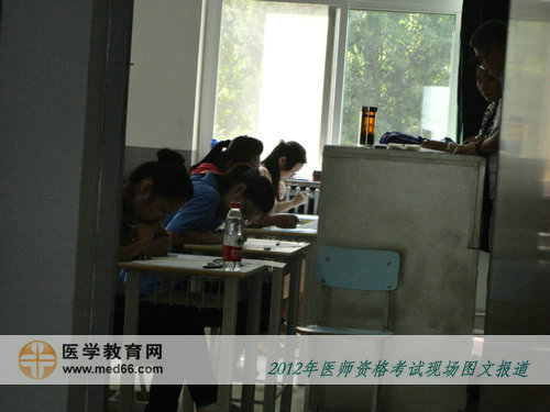 臨床醫(yī)師考試開始后，監(jiān)考老師仔細確認考生信息
