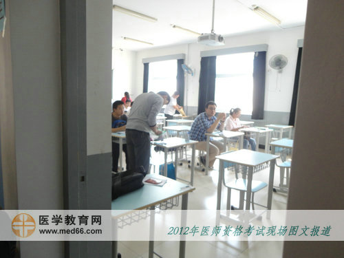 臨床醫(yī)師考生向記者投來好奇的目光